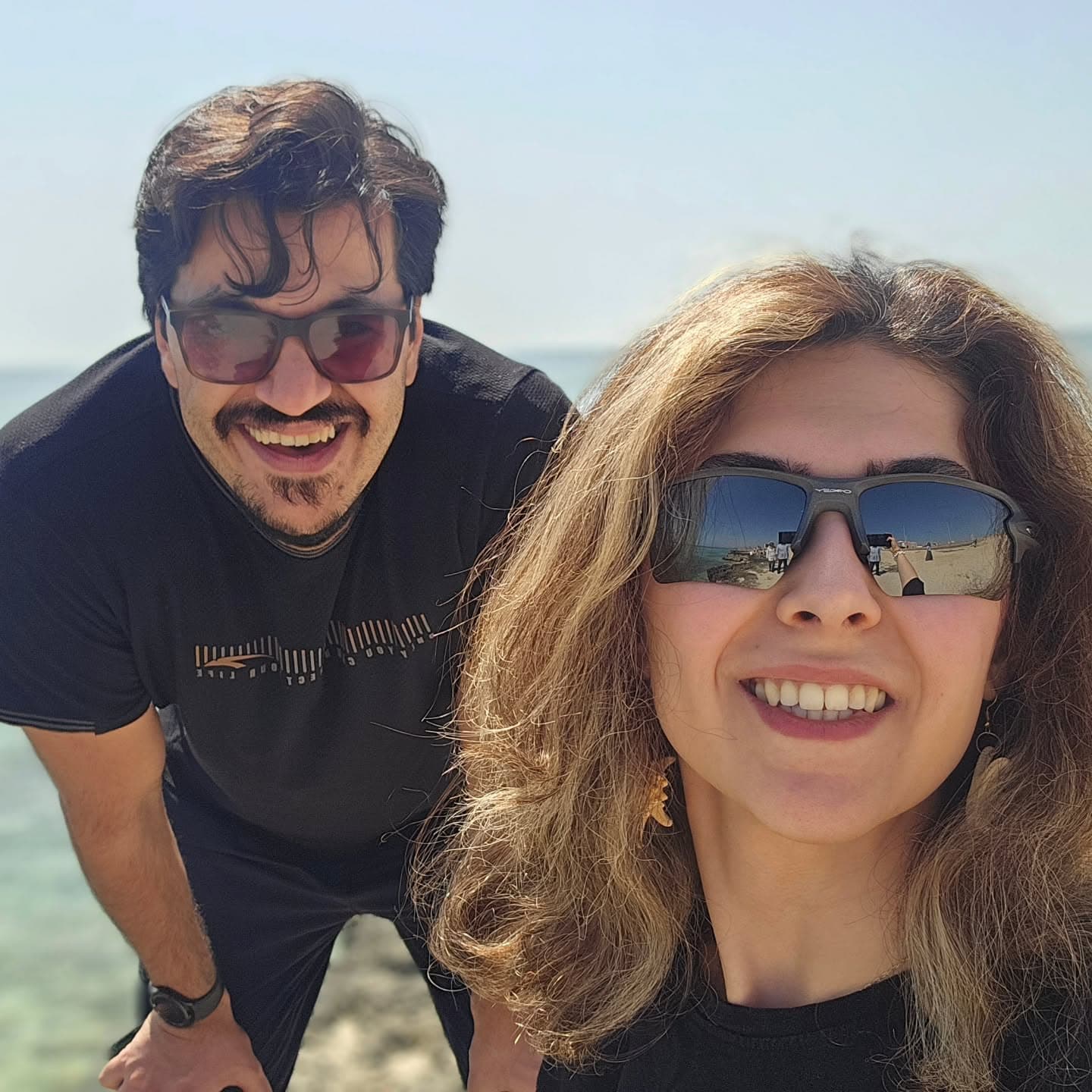 Du nord au sud,
de la neige au soleil,
La fête des couleurs
از شمال تا جنوب،
از برف تا افتاب،
جشن رنگ ها